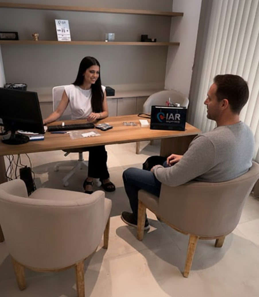 Dos personas conversando en un espacio de atención de IAR